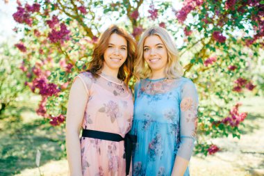 çiçeklenme içinde farklı elbiseler çekici ikiz kardeşler Botanik Bahçesi yaz