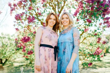 çiçeklenme içinde farklı elbiseler çekici ikiz kardeşler Botanik Bahçesi yaz