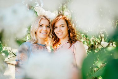 çiçeklenme içinde farklı elbiseler çekici ikiz kardeşler Botanik Bahçesi yaz