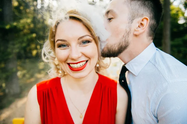Homme Embrasser Jeune Femme Blonde Avec Des Lèvres Rouges Tout — Photo
