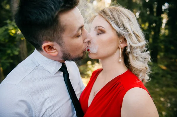 Hombre Besando Joven Rubia Mujer Mientras Fumando —  Fotos de Stock