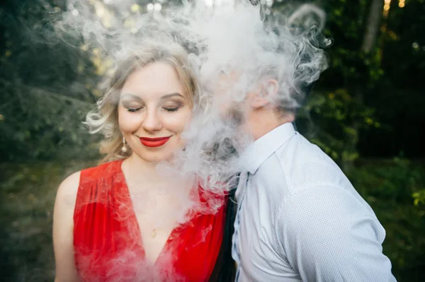 Hombre Besos Joven Mujer Mientras Fumar — Foto de Stock