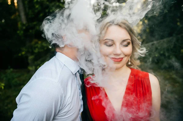 Hombre Besos Joven Mujer Mientras Fumar — Foto de Stock