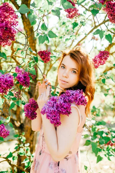 Портрет Красивої Молодої Дівчини Літньому Парку Квітучої — стокове фото