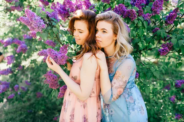 Güzel Genç Ikiz Kardeşler Çiçeklenme Içinde Farklı Elbiseler Botanik Bahçesi — Stok fotoğraf