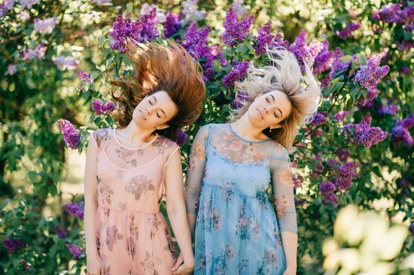 Belas Irmãs Gêmeas Jovens Vestidos Diferentes Jardim Botânico Florescendo Verão — Fotografia de Stock