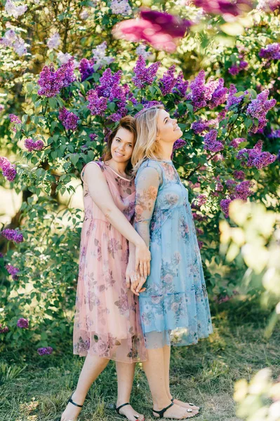 Красиві Молоді Сестри Близнюки Різних Сукнях Квітучому Літньому Ботанічному Саду — стокове фото