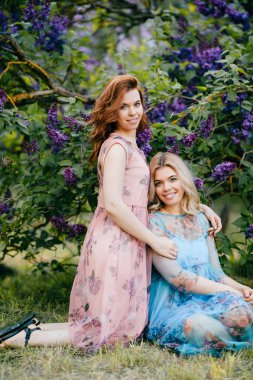  Genç ikiz kız çiçek leylak botanik bahçesi içinde ihale