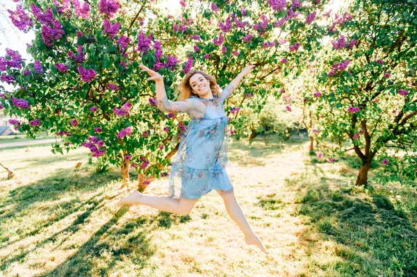 Vacker Ung Flicka Blå Klänning Hoppning Sommaren Blommande Park — Stockfoto