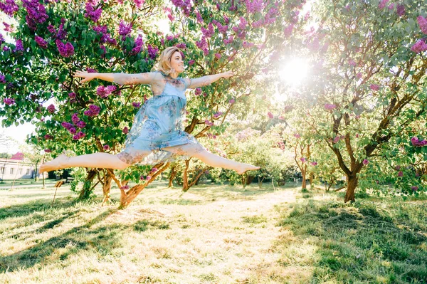Bela Jovem Salto Vestido Azul Verão Florescendo Parque — Fotografia de Stock