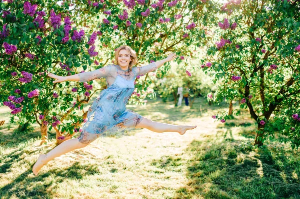 Bela Jovem Salto Vestido Azul Verão Florescendo Parque — Fotografia de Stock