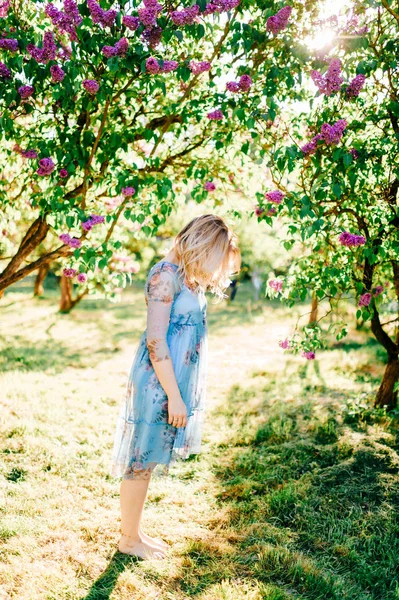 Gedeeltelijke Weergave Van Meisje Blauwe Jurk Permanent Zomer Bloeiende Park — Stockfoto