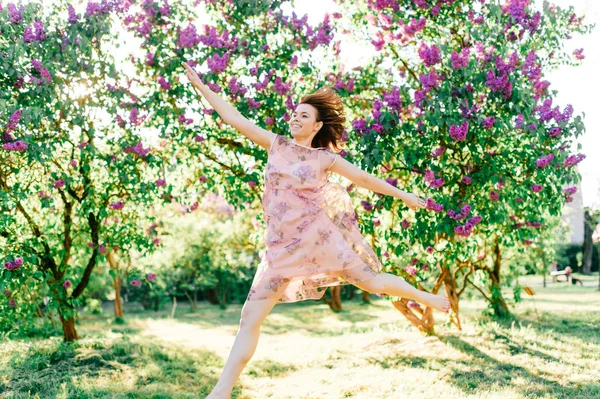 Yaz Çiçek Açan Parkta Atlama Pembe Elbiseli Güzel Genç Kız — Stok fotoğraf