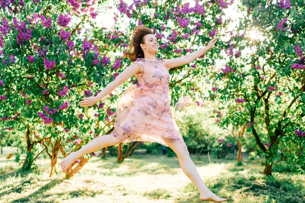 Bela Jovem Salto Vestido Rosa Verão Florescendo Parque — Fotografia de Stock