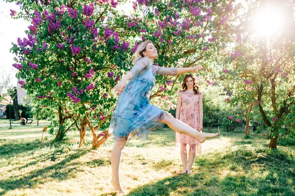 Jeunes Sœurs Jumelles Dans Différentes Robes Amusant Dans Jardin Botanique — Photo