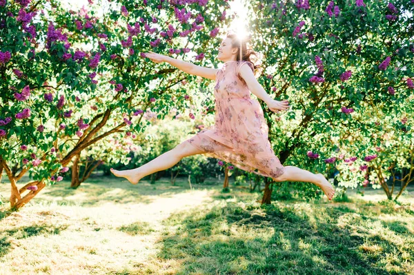Yaz Çiçek Açan Parkta Atlama Pembe Elbiseli Güzel Genç Kız — Stok fotoğraf