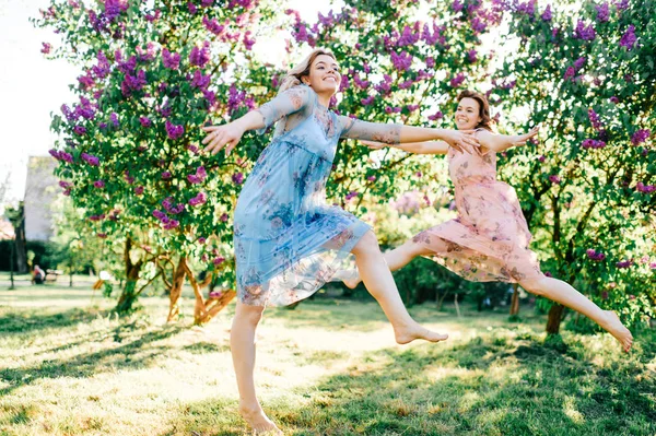 Irmãs Gêmeas Jovens Vestidos Diferentes Divertindo Jardim Botânico Florescendo Verão — Fotografia de Stock