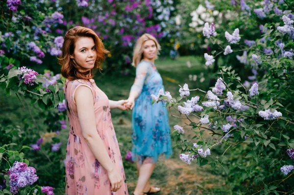 Jovem Concurso Irmãs Gêmeas Floração Jardim Botânico Lilás — Fotografia de Stock