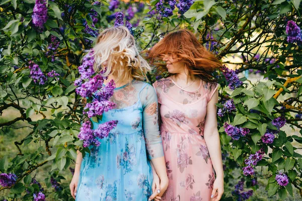 Jeunes Sœurs Jumelles Fleurs Jardin Botanique Lilas — Photo