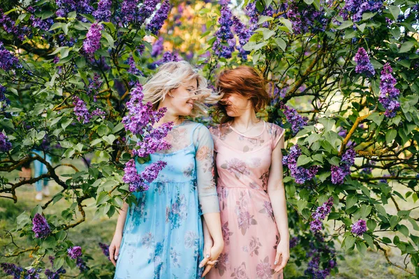 Jonge Tweeling Zusjes Tijdens Bloei Lila Botanische Tuin — Stockfoto