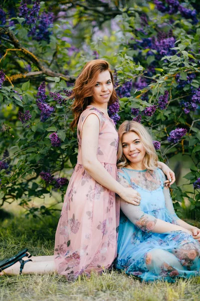  Genç ikiz kız çiçek leylak botanik bahçesi içinde ihale