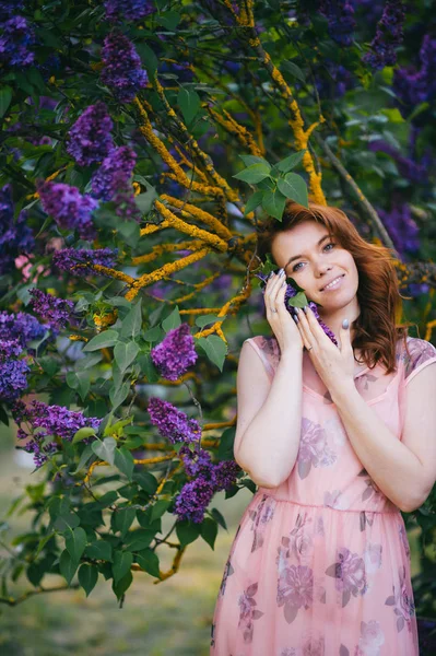 Портрет Красивої Ніжної Жінки Літній Розквіт Бузкового Саду — стокове фото