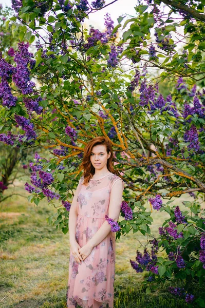 入札の美しい女性の夏に咲くライラック ガーデンの肖像画 — ストック写真