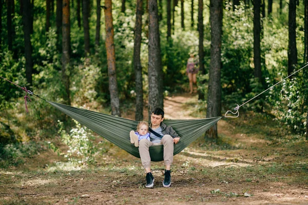 Far Och Dotter Vilar Hängmattan Tillsammans Skogen — Stockfoto