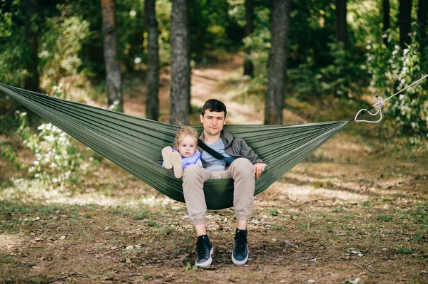 Padre Hija Pequeña Descansando Hamaca Juntos Bosque — Foto de Stock