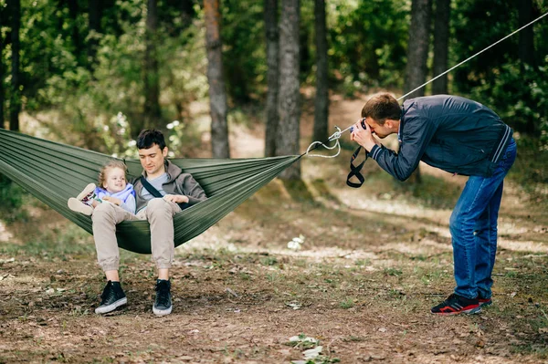 Fotógrafo Tomando Foto Padre Hija Pequeña Descansando Hamaca Juntos Bosque — Foto de Stock