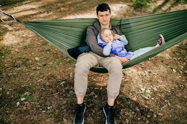 Padre Hija Pequeña Descansando Hamaca Juntos Bosque — Foto de Stock