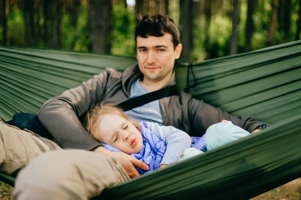 Padre Hija Pequeña Descansando Hamaca Juntos Bosque — Foto de Stock