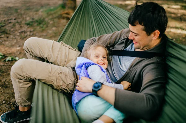 Padre Hija Pequeña Descansando Hamaca Juntos Bosque — Foto de Stock