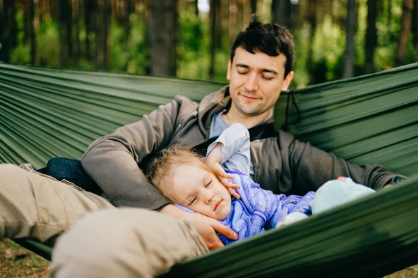 Padre Hija Pequeña Descansando Hamaca Juntos Bosque — Foto de Stock