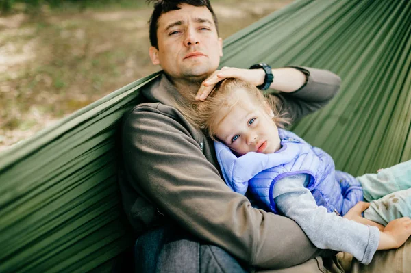 父と娘の森で一緒にハンモックで休んで — ストック写真