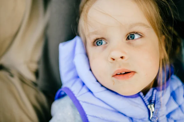 Lilla Bedårande Kaukasiska Tjej Med Blont Hår — Stockfoto