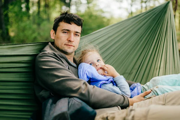 Padre Hija Pequeña Descansando Hamaca Juntos Bosque — Foto de Stock