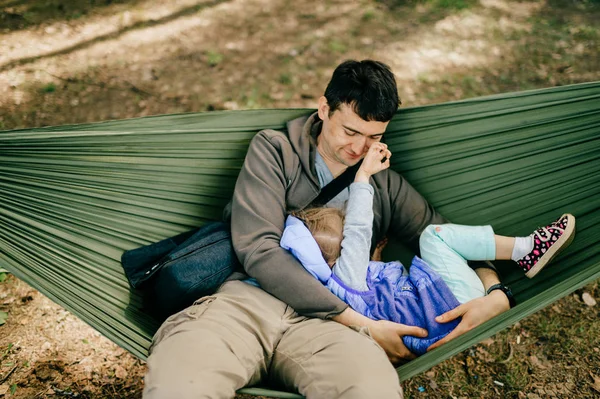 Padre Hija Pequeña Descansando Hamaca Juntos Bosque — Foto de Stock