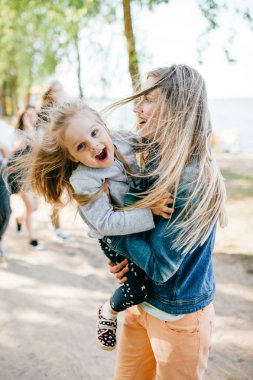 Genç Anne ve küçük kızı Park portresi