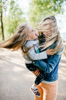 Genç Anne ve küçük kızı Park portresi