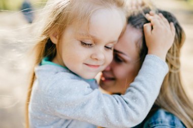 Genç Anne ve küçük kızı Park portresi