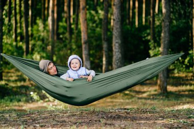 Baba ve küçük kızı hamakta ormandaki birlikte dinlenme