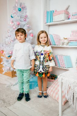 çok güzel çocuklar bir şekilde dekore edilmiş Noel ve yeni yıl Studio'da poz