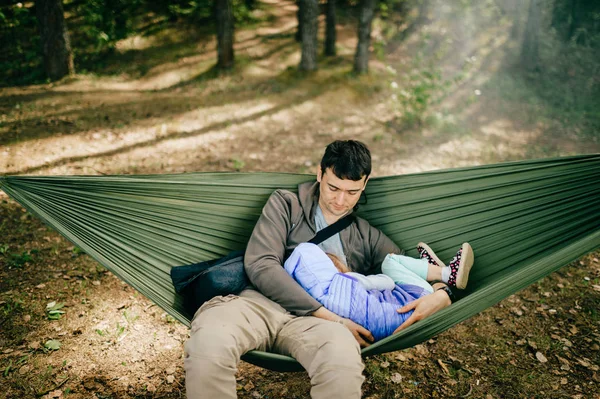 Padre Hija Pequeña Descansando Hamaca Juntos Bosque — Foto de Stock