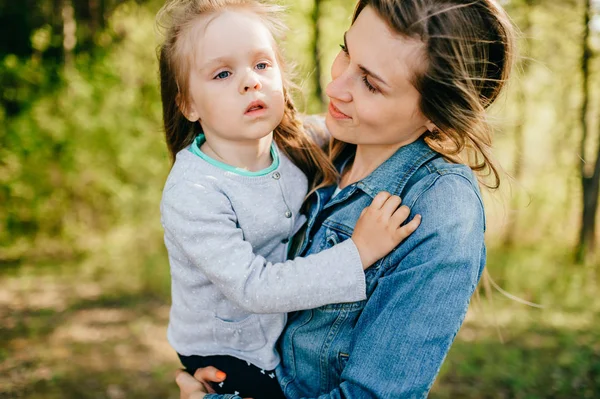 若い母親と公園内の小さな娘の肖像画 — ストック写真