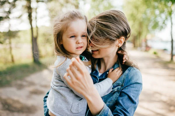 Ritratto Giovane Madre Figlioletta Nel Parco — Foto Stock