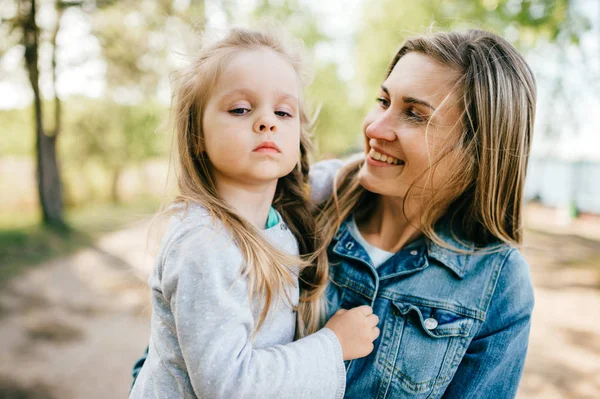 Ritratto Giovane Madre Figlioletta Nel Parco — Foto Stock