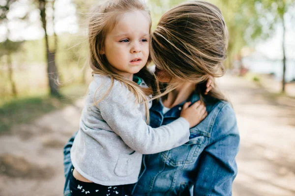 Ritratto Giovane Madre Figlioletta Nel Parco — Foto Stock