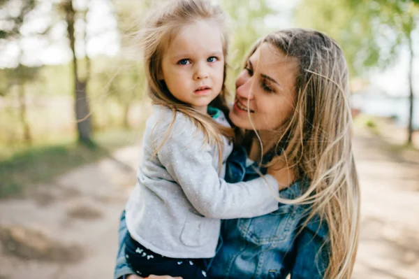 Retrato Jovem Mãe Pequena Filha Parque — Fotografia de Stock