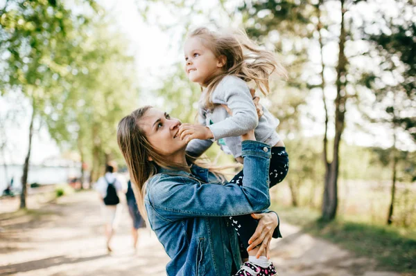 Portrait Young Mother Little Daughter Park — Stock Photo, Image